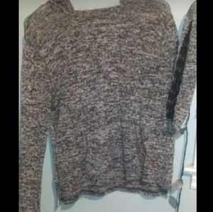 White/black thin hoodie styled shirt